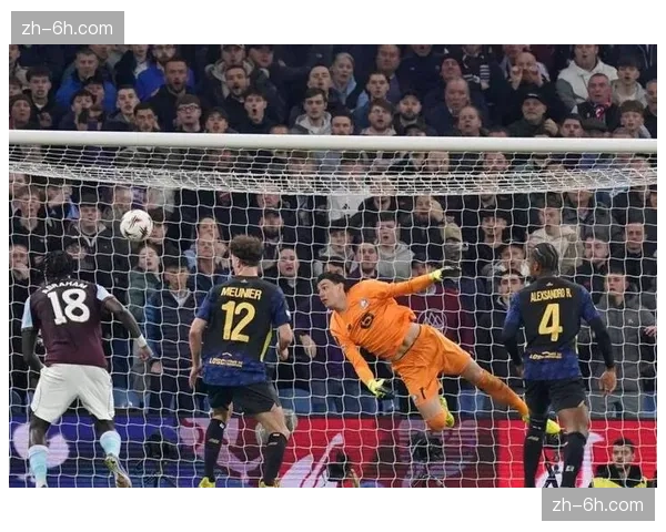 中场争夺演化:六名球员靠近球门区域应对人盯人逼抢趋势 中场争夺演化:六名球员靠近球门区域应对人盯人逼抢趋势